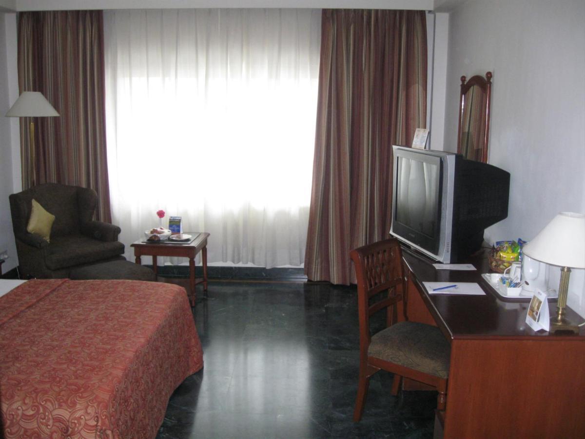 La Place Sarovar Portico Λάκναου Εξωτερικό φωτογραφία