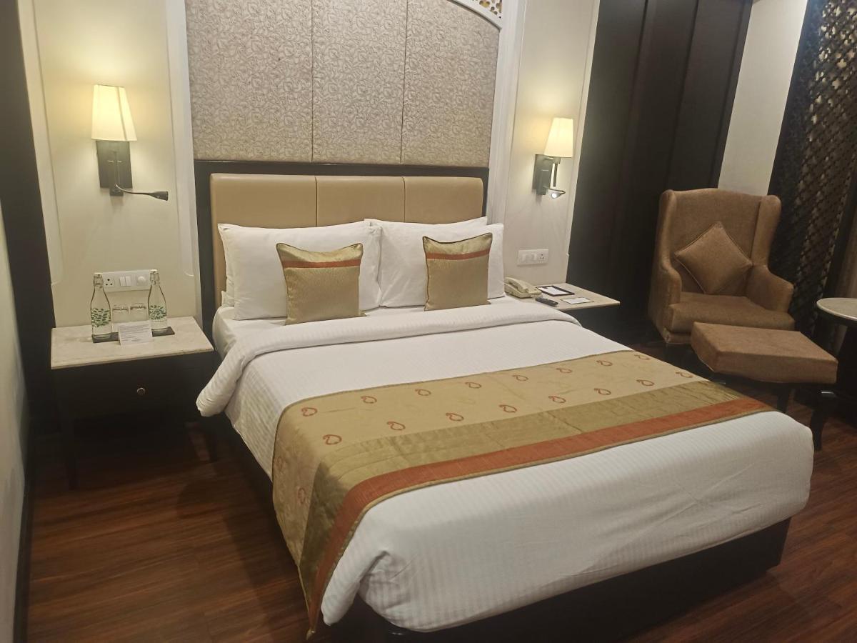 La Place Sarovar Portico Λάκναου Εξωτερικό φωτογραφία