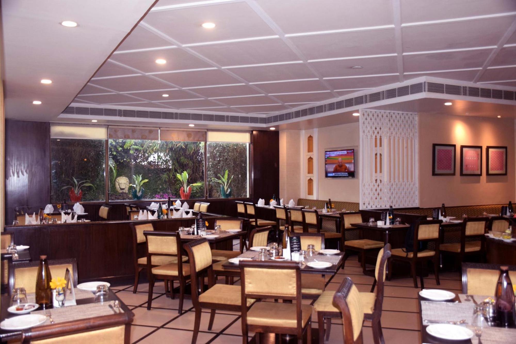 La Place Sarovar Portico Λάκναου Εξωτερικό φωτογραφία