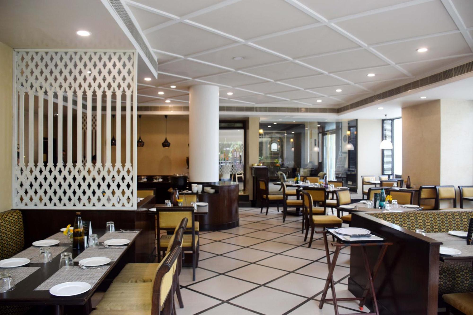 La Place Sarovar Portico Λάκναου Εξωτερικό φωτογραφία