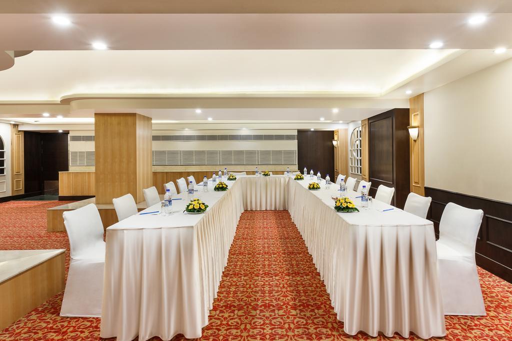 La Place Sarovar Portico Λάκναου Εξωτερικό φωτογραφία