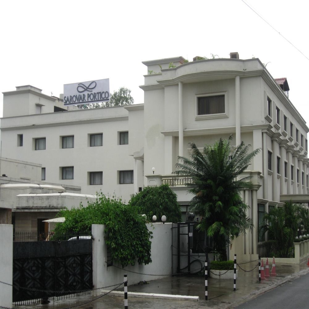 La Place Sarovar Portico Λάκναου Εξωτερικό φωτογραφία