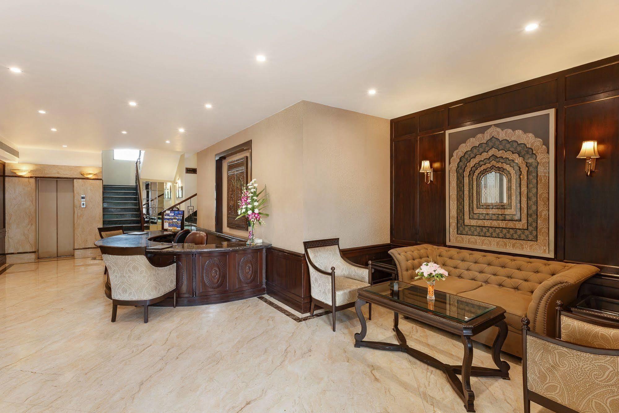 La Place Sarovar Portico Λάκναου Εξωτερικό φωτογραφία