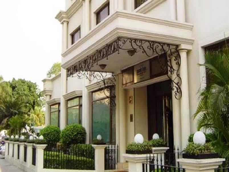 La Place Sarovar Portico Λάκναου Εξωτερικό φωτογραφία